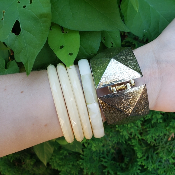 Vintage Lot of Five Cream and Gold Bangles - Picture 3 of 5